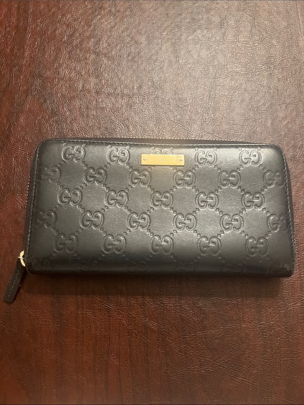 Gucci Black GG-Embossed Leather Zip Wallet with Gold Plaque